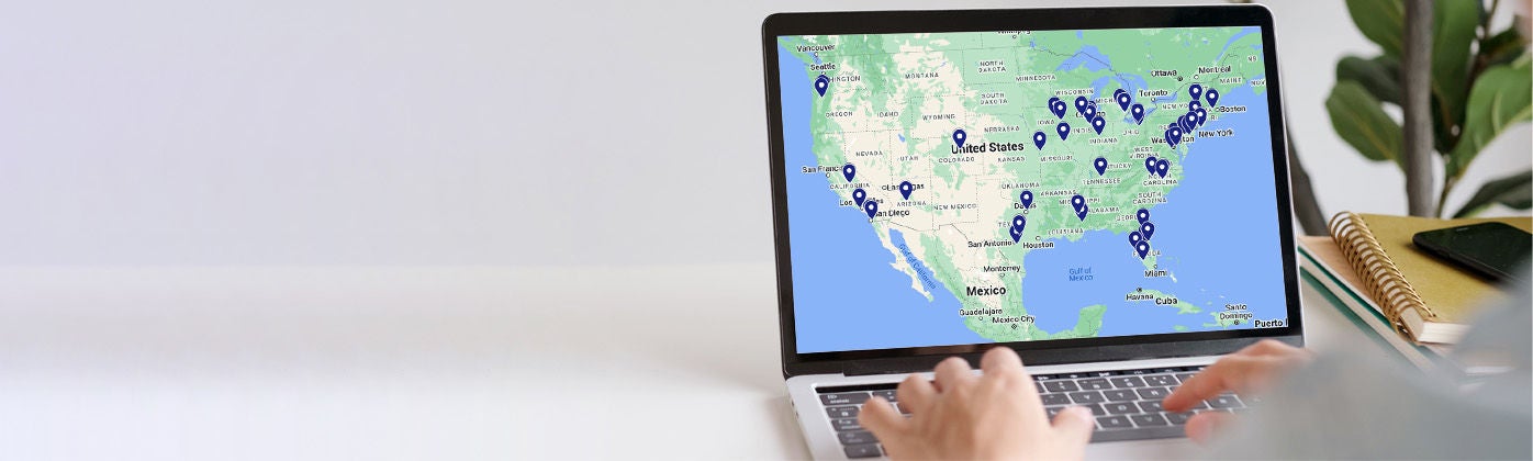 Personne consultant la carte de l’installateur EV-Pro de Leviton
