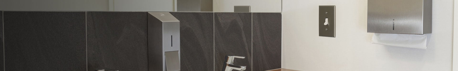 Interrupteur commercial avec plaque murale en acier inoxydable dans les toilettes publiques