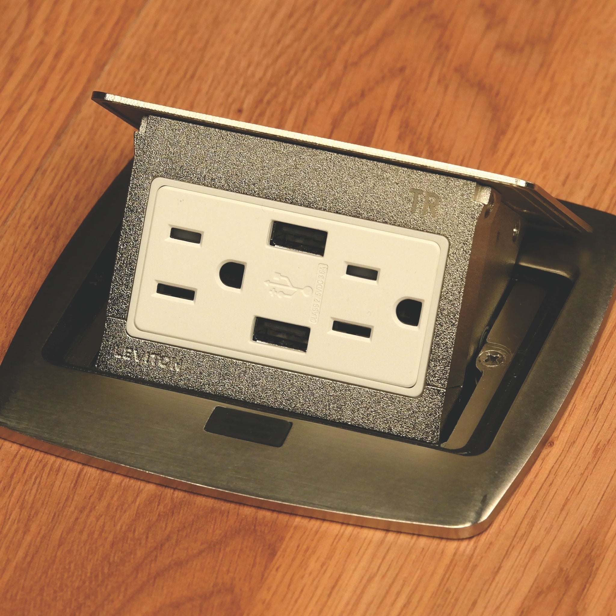 Boîte de plancher escamotable installée sur une surface en bois