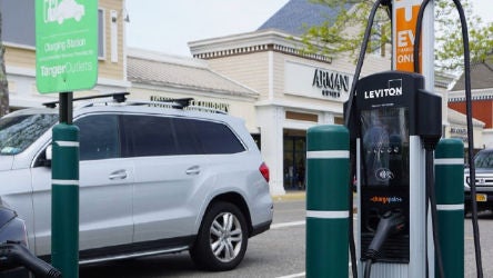 Leviton Evr-Green 4000 dans un parc de stationnement du centre commercial