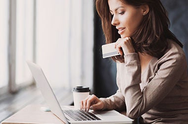 femme achetant des produits en ligne