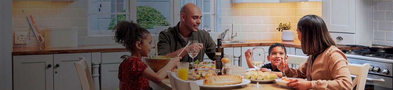 Famille dînant ensemble