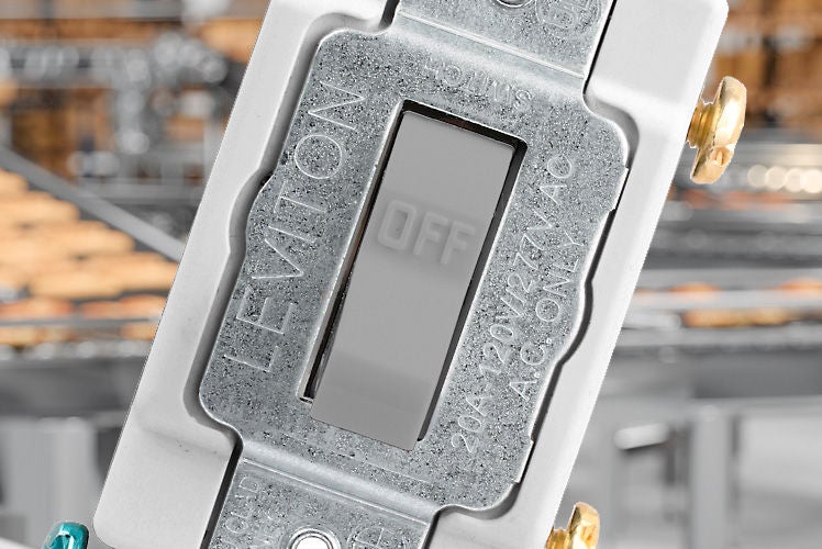 Interrupteur de qualité commerciale en premier plan avec arrière-plan d’usine