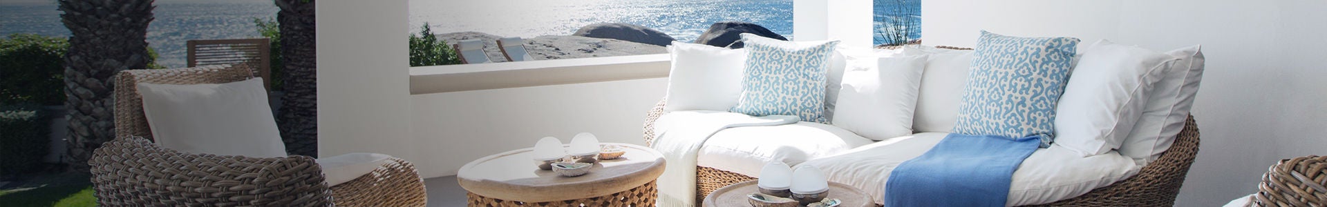 canapé et fauteuil sur une terrasse à l’extérieur