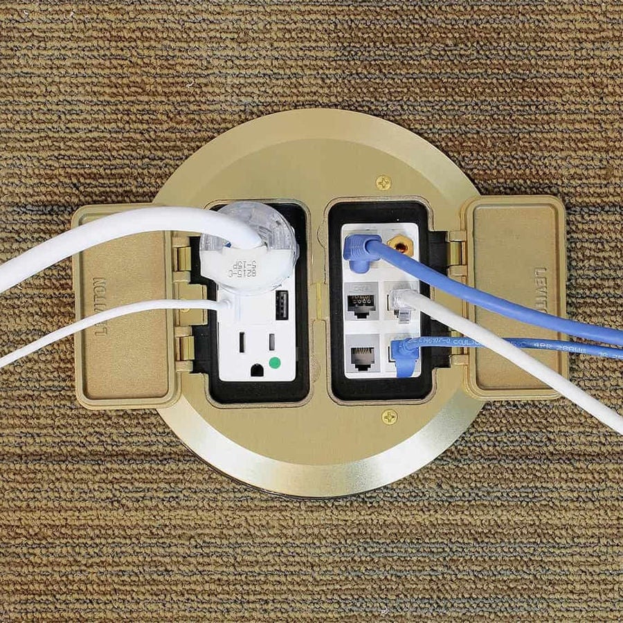 Boîte de plancher en béton installée sur une surface tapissée