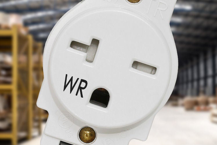 Prise intempérisée au premier plan avec entrepôt en arrière-plan