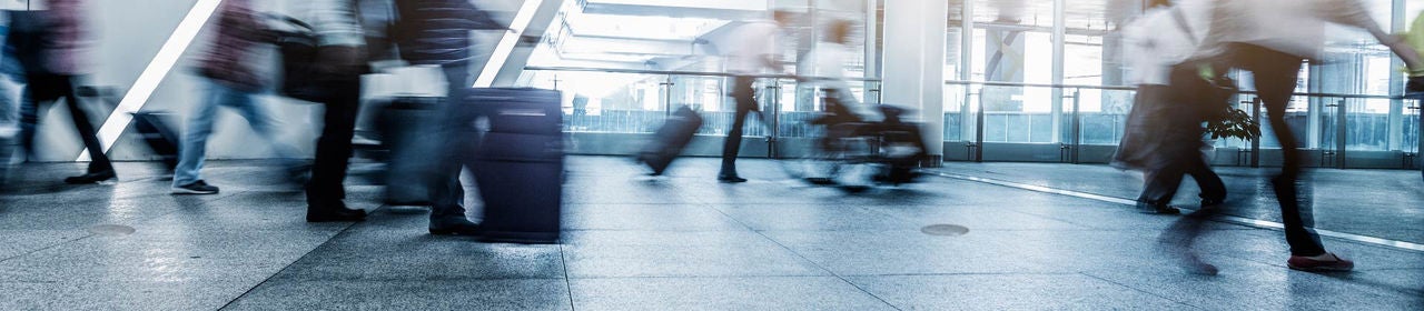 Boîte de plancher en béton située dans un aéroport bondé